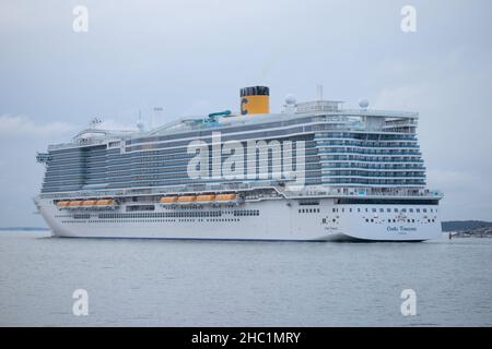 Nave da crociera alimentata da GNL Costa Toscana che parte da Turku dopo la consegna dal cantiere Meyer Turku il 3 dicembre 2021. Foto Stock