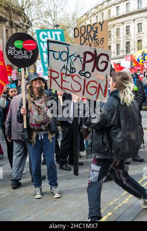 I manifestanti marciavano lungo Charing Cross Road verso Trafalgar Square, Londra, Inghilterra, Regno Unito Foto Stock