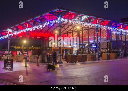 Luci di Natale di notte nell'edificio del mercato interno di Preston, Lancashire. Dicembre 2021. Illuminazione festiva di alto livello, illuminata e decorata, mercato coperto coperto con un grande baldacchino vittoriano, Un edificio con pareti in vetro che consente l'ingresso della luce a tutte le angolazioni di Earl Street, Preston, Lancashire, Inghilterra. E' una struttura storica di grado II costruita tra il 1870 e il 75, che ora offre negozi moderni e contemporanei. Foto Stock