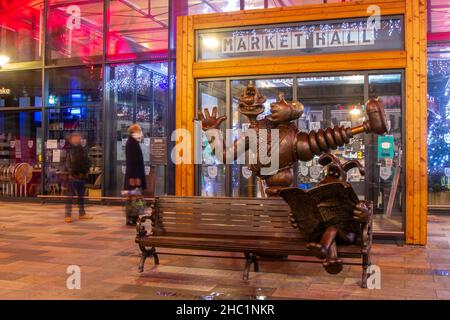 Wallace & Gromit accolgono i clienti che fanno la fila in una giornata bagnata e umida nel centro della città, mentre i rivenditori aprono presto per gli acquirenti natalizi dell'ultimo minuto. Credit; MerdiaWorldImages/AlamyLiveNews Foto Stock