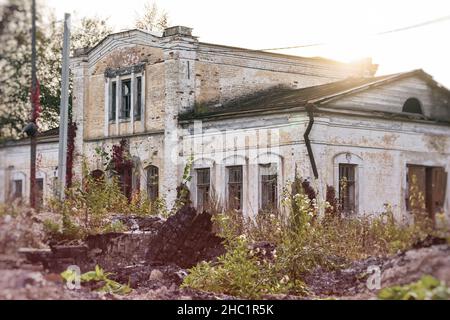Un'annesso con un soppalco nella tenuta Panskoye. Vista dal lato della casa principale bruciata. Ottobre 2020 - Panskoe, regione di Kaluga, Russia Foto Stock
