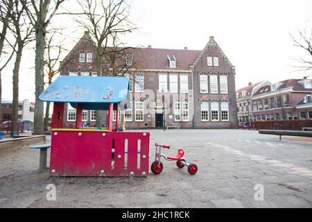 (211220) -- HAARLEM (PAESI BASSI), 20 dicembre 2021 (Xinhua) -- Foto scattata il 20 dicembre 2021 mostra una scuola vuota a Haarlem, Paesi Bassi. Il nuovo blocco nei Paesi Bassi ha effetto dal 19 dicembre 2021 e rimarrà in vigore fino al 14 gennaio 2022. (Foto di Sylvia Lederer/Xinhua) Foto Stock