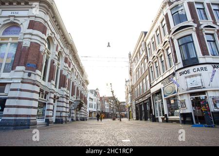 (211220) -- HAARLEM (PAESI BASSI), 20 dicembre 2021 (Xinhua) -- Foto scattata il 20 dicembre 2021 mostra una via vuota per lo shopping a Haarlem, Paesi Bassi. Il nuovo blocco nei Paesi Bassi ha effetto dal 19 dicembre 2021 e rimarrà in vigore fino al 14 gennaio 2022. (Foto di Sylvia Lederer/Xinhua) Foto Stock