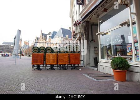 (211220) -- HAARLEM (PAESI BASSI), 20 dicembre 2021 (Xinhua) -- Foto scattata il 20 dicembre 2021 mostra una via vuota per lo shopping a Haarlem, Paesi Bassi. Il nuovo blocco nei Paesi Bassi ha effetto dal 19 dicembre 2021 e rimarrà in vigore fino al 14 gennaio 2022. (Foto di Sylvia Lederer/Xinhua) Foto Stock