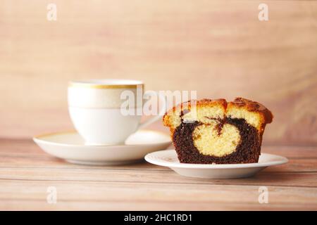 fetta di torta al cioccolato da forno e tè sul tavolo Foto Stock