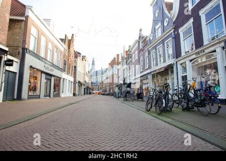 (211220) -- HAARLEM (PAESI BASSI), 20 dicembre 2021 (Xinhua) -- Foto scattata il 20 dicembre 2021 mostra una via vuota per lo shopping a Haarlem, Paesi Bassi. Il nuovo blocco nei Paesi Bassi ha effetto dal 19 dicembre 2021 e rimarrà in vigore fino al 14 gennaio 2022. (Foto di Sylvia Lederer/Xinhua) Foto Stock