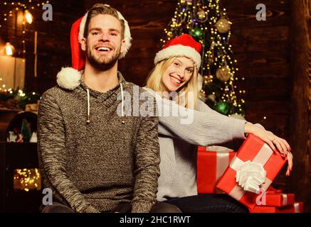 Amore lingua. Coppia in amore rosso santa cappello. Attendere Natale dono e regalo. Felice famiglia festeggia l'anno nuovo. Amorevole ritratto di coppia. Buon natale Foto Stock