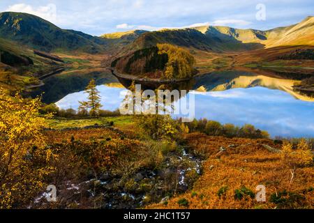 Haweswater nel Lake District, Regno Unito, all'inizio di novembre, la luce del sole mattutina che cattura le cime della catena High Street. Foto Stock
