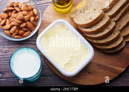 burro, latte, pane e mandorla a tavola Foto Stock