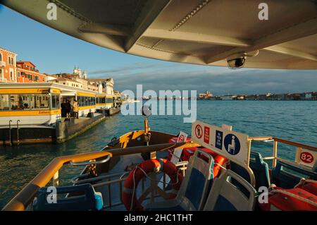 A bordo di un vaporetto (vaporetto) che arriva alla stazione galleggiante Zattere di Venezia Foto Stock