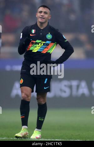 Alexis Sanchez del FC Internazionale gestures durante la Serie A match tra FC Internazionale e Torino FC allo Stadio Giuseppe Meazza il 22 dicembre 2021 a Milano. Foto Stock