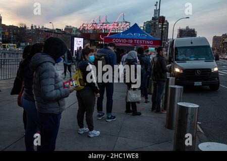 New York, Stati Uniti. 17th Dic 2021. La gente attende in fila per i test COVID-19 nel quartiere Brooklyn di New York, Stati Uniti, 17 dicembre 2021. Credit: Michael Nagle/Xinhua/Alamy Live News Foto Stock