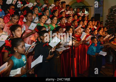Colombo, Sri Lanka. 19th Dic 2021. La gente partecipa ad un servizio di carolo di Natale per i gemelli in una chiesa a Colombo, Sri Lanka, il 19 dicembre 2021. Circa 50 coppie di gemelli hanno partecipato all'evento qui la domenica. Credit: Gayan Sameera/Xinhua/Alamy Live News Foto Stock