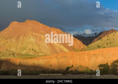 Montagne del Kirghizistan meridionale vicino al villaggio di Sary-Tash Foto Stock