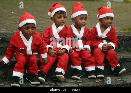 Colombo, Sri Lanka. 19th Dic 2021. I quadruplets preparano per un servizio di carolo di Natale per i gemelli in una chiesa a Colombo, Sri Lanka, il 19 dicembre 2021. Circa 50 coppie di gemelli hanno partecipato all'evento qui la domenica. Credit: Gayan Sameera/Xinhua/Alamy Live News Foto Stock