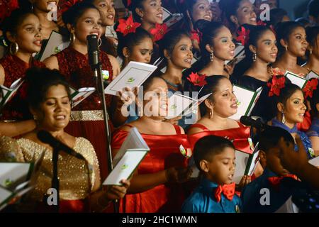 Colombo, Sri Lanka. 19th Dic 2021. La gente partecipa ad un servizio di carolo di Natale per i gemelli in una chiesa a Colombo, Sri Lanka, il 19 dicembre 2021. Circa 50 coppie di gemelli hanno partecipato all'evento qui la domenica. Credit: Gayan Sameera/Xinhua/Alamy Live News Foto Stock