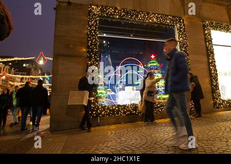 Amsterdam, 18 dicembre. 14th Jan 2022. La gente cammina su una strada con decorazioni natalizie ad Amsterdam, Paesi Bassi, il 18 dicembre 2021. Sabato il governo olandese ha annunciato un blocco più severo per paura dell'ascesa della variante Omicron di COVID-19 nel paese. Il nuovo blocco avrà effetto dalle ore 5 di domenica mattina ora locale e rimarrà in vigore fino al 14 gennaio 2022. Credit: Sylvia Lederer/Xinhua/Alamy Live News Foto Stock