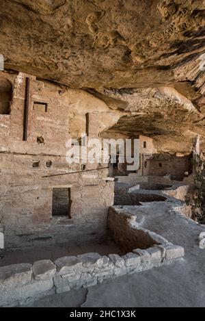 Famose antiche dimore di nativi americani nel Parco Nazionale di Mesa Verde, USA Foto Stock