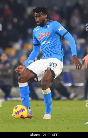 Napoli, Italia. 22nd Dic 2021. Frank Anguissa ( SSC. Napoli ) in azione la Serie A tra SSC Napoli e Spezia Calcio allo Stadio Diego Armando Maradona:il risultato finale vince la Spezia 0-1 (Photo by Agostino Gemito/Pacific Press) Credit: Pacific Press Media Production Corp./Alamy Live News Foto Stock