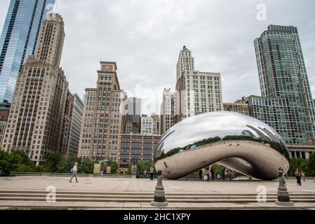 CHICAGO, USA - 29 AGOSTO 2019: L'iconico Millennium Egg e lo skyline di Chicago, USA Foto Stock