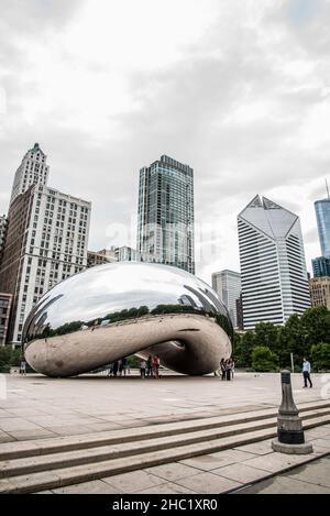 CHICAGO, USA - 29 AGOSTO 2019: L'iconico Millennium Egg e lo skyline di Chicago, USA Foto Stock