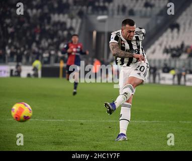 (211222) -- TORINO, 22 dicembre 2021 (Xinhua) -- Federico Bernardeschi del FC Juventus segna il suo traguardo durante una partita di calcio a tra il FC Juventus e Cagliari a Torino, Italia, il 21 dicembre 2021. (Foto di Federico Tardito/Xinhua) Foto Stock