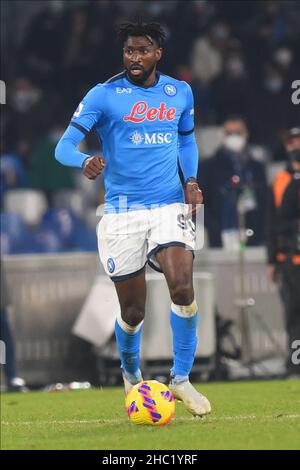 Napoli, Italia. 22nd Dic 2021. Frank Anguissa ( SSC. Napoli ) in azione la Serie A tra SSC Napoli e Spezia Calcio allo Stadio Diego Armando Maradona:il risultato finale vince la Spezia 0-1 (Credit Image: © Agostino Gemito/Pacific Press via ZUMA Press Wire) Foto Stock