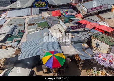 OSH, KIRGHIZISTAN - 28 MAGGIO 2018: Vista aerea del bazar in OSH, Kirghizistan Foto Stock