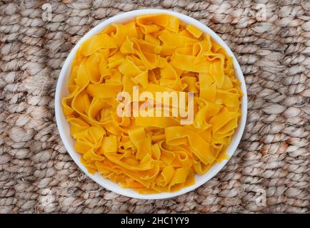 Ciotola di pasta di butternut cucinata su tavola rustica Foto Stock