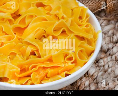 Ciotola di pasta di butternut cucinata su tavola rustica Foto Stock