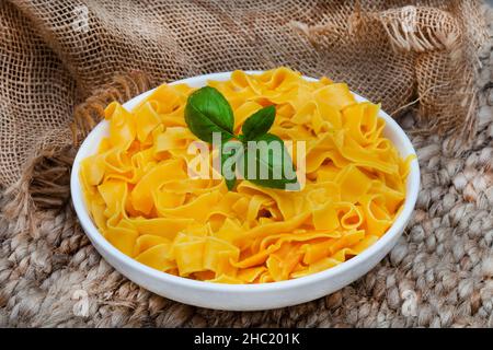 Ciotola di pasta di butternut cucinata su tavola rustica Foto Stock