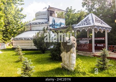 OSH, KIRGHIZISTAN - 28 MAGGIO 2018: Yurt a tre piani in OSH, Kirghizistan Foto Stock