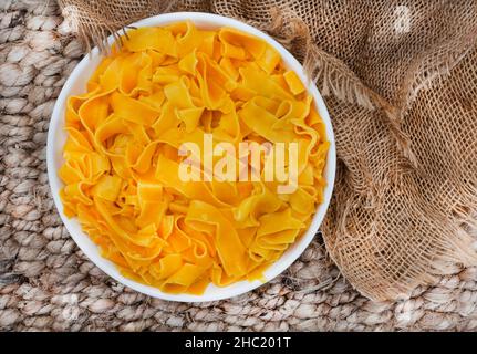 Ciotola di pasta di butternut cucinata su tavola rustica Foto Stock