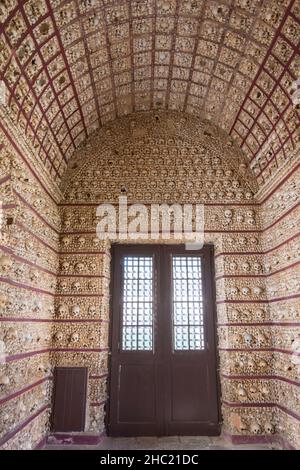 Interno della Capela dos Ossos (Cappella delle ossa) situata dietro la chiesa principale Nossa Senhora do Carmo. Faro, Algarve, Portogallo Foto Stock