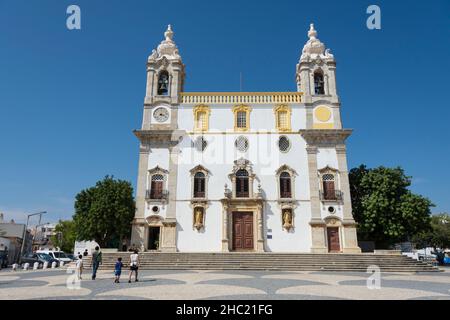 Facciata di Igreja (chiesa) de Nossa Senhora do Carmo , conosciuta per la sua Capela dos Ossos (Capel di Bones). Faro, Algarve, Portogallo Foto Stock