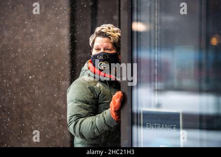 Courtney Ross, la ragazza di George Floyd arriva del tribunale della contea di Hennepin prima della decisione della giuria durante il processo di Kim Potter il 22 dicembre 2021 a Minneapolis, Minnesota. Foto di Chris Tuite/imageSPACE/Sipa USA Foto Stock