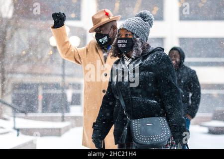 Bianca Austin (R), la zia di Breonna Taylor e avvocato per i diritti civili, Benjamin Crump arriva del tribunale della contea di Hennepin prima della deliberazione della giuria durante il processo di Kim Potter il 22 dicembre 2021 a Minneapolis, Minnesota. Foto di Chris Tuite/imageSPACE/Sipa USA Foto Stock