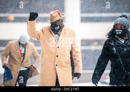 Il procuratore dei diritti civili, Benjamin Crump (L) e Bianca Austin, la zia di Breonna Taylor, arrivano al tribunale della contea di Hennepin prima della deliberazione della giuria durante il processo di Kim Potter il 22 dicembre 2021 a Minneapolis, Minnesota. Foto di Chris Tuite/imageSPACE/Sipa USA Foto Stock