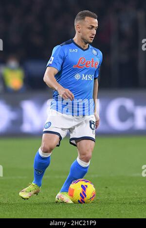 Napoli, Italia. 22nd Dic 2021. Stanislav Lobotka della SSC Napoli durante la Serie A match tra Napoli e Spezia Calcio allo Stadio Diego Armando Maradona, Napoli, Italia, il 22 dicembre 2021. Credit: Giuseppe Maffia/Alamy Live News Foto Stock