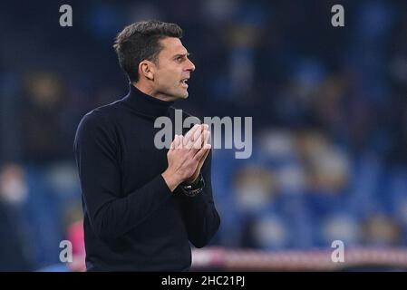 Napoli, Italia. 22nd Dic 2021. Thiago Motta manager di Spezia Calcio geste durante la serie Una partita tra Napoli e Spezia Calcio allo Stadio Diego Armando Maradona, Napoli, Italia, il 22 dicembre 2021. Credit: Giuseppe Maffia/Alamy Live News Foto Stock