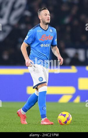Napoli, Italia. 22nd Dic 2021. Amir Rrahmani della SSC Napoli durante la Serie A match tra Napoli e Spezia Calcio allo Stadio Diego Armando Maradona, Napoli, Italia, il 22 dicembre 2021. Credit: Giuseppe Maffia/Alamy Live News Foto Stock