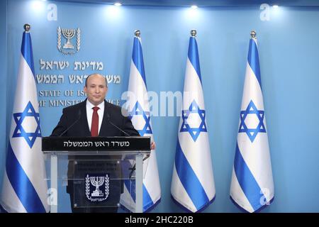 (211219) -- GERUSALEMME, 19 dicembre 2021 (Xinhua) -- il primo ministro israeliano Naftali Bennett partecipa ad una conferenza stampa a Gerusalemme il 19 dicembre 2021. Bennett ha detto domenica che la variante Omicron COVID-19 ha causato la quinta ondata della pandemia nel paese, e il suo gabinetto ha mulling nuove restrizioni. (Marc Israel Sellem/JINI via Xinhua) Foto Stock