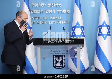 (211219) -- GERUSALEMME, 19 dicembre 2021 (Xinhua) -- il primo ministro israeliano Naftali Bennett arriva a Gerusalemme il 19 dicembre 2021 per una conferenza stampa. Bennett ha detto domenica che la variante Omicron COVID-19 ha causato la quinta ondata della pandemia nel paese, e il suo gabinetto ha mulling nuove restrizioni. (Marc Israel Sellem/JINI via Xinhua) Foto Stock