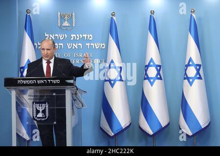 (211219) -- GERUSALEMME, 19 dicembre 2021 (Xinhua) -- il primo ministro israeliano Naftali Bennett parla ad una conferenza stampa a Gerusalemme il 19 dicembre 2021. Bennett ha detto domenica che la variante Omicron COVID-19 ha causato la quinta ondata della pandemia nel paese, e il suo gabinetto ha mulling nuove restrizioni. (Marc Israel Sellem/JINI via Xinhua) Foto Stock