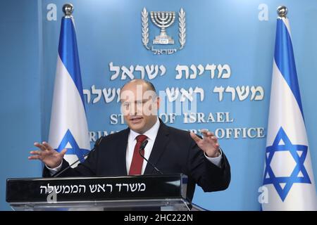 (211219) -- GERUSALEMME, 19 dicembre 2021 (Xinhua) -- il primo ministro israeliano Naftali Bennett parla ad una conferenza stampa a Gerusalemme il 19 dicembre 2021. Bennett ha detto domenica che la variante Omicron COVID-19 ha causato la quinta ondata della pandemia nel paese, e il suo gabinetto ha mulling nuove restrizioni. (Marc Israel Sellem/JINI via Xinhua) Foto Stock