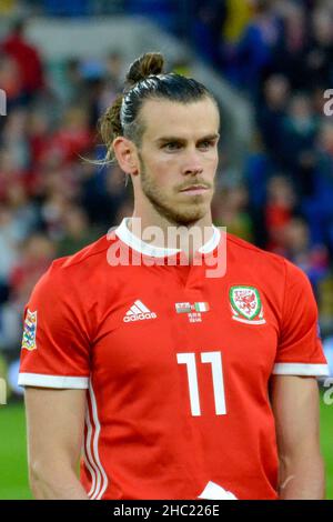 Cardiff, Galles. 6 Settembre 2018. Gareth Bale del Galles prima dei National Anthems prima della partita della UEFA Nations League Group B4 tra Galles e Repubblica d'Irlanda al Cardiff City Stadium di Cardiff, Galles, Regno Unito, il 6 settembre 2018. Credit: Duncan Thomas/Majestic Media. Foto Stock