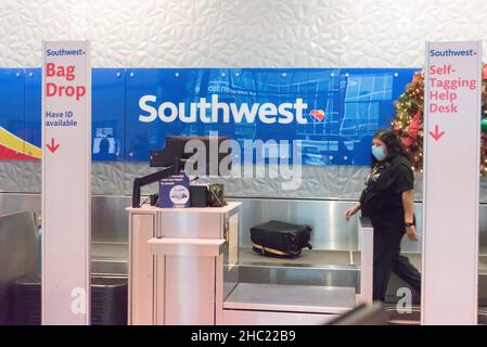 (211218) -- DALLAS, 18 dicembre 2021 (Xinhua) -- un agente della Southwest Airlines lavora all'Aeroporto Dallas Love Field di Dallas, Texas, Stati Uniti, 17 dicembre 2021. Gary Kelly, CEO di Southwest Airlines, ha provato positivo per COVID-19, la società con sede a Dallas dello stato degli Stati Uniti del Texas ha detto Venerdì, due giorni dopo che ha partecipato ad un'audizione nel Senato degli Stati Uniti con alcuni altri capi di linea aerea e legislatori degli Stati Uniti. (Foto di Guangming li/Xinhua) Foto Stock