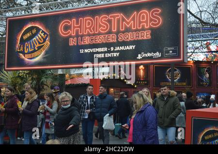 Londra, Regno Unito. 18 dicembre 2021: Gli acquirenti lasciano un mercatino di Natale a Leicester Square a Londra. Foto Stock