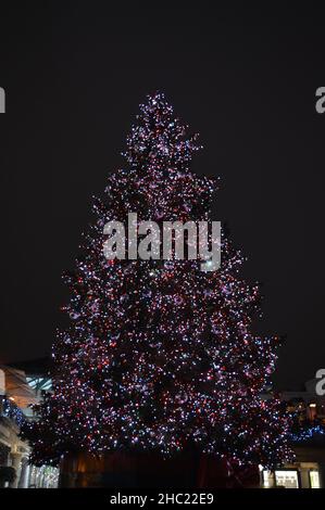 Londra, Regno Unito. 18 dicembre 2021: Un albero di Natale è visto in Covent Gardens. Foto Stock