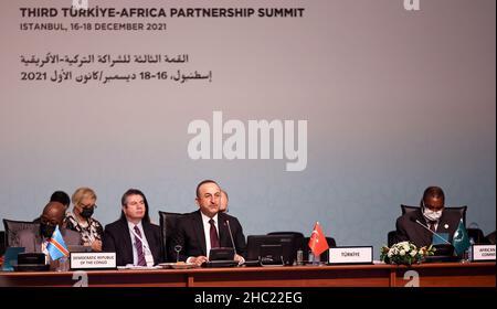 (211218) -- ISTANBUL, 18 dicembre 2021 (Xinhua) -- il ministro degli Esteri turco Mevlut Cavusoglu interviene durante il terzo vertice di partenariato Turchia-Africa a Istanbul, Turchia, 17 dicembre 2021. (Hangzhou) Foto Stock